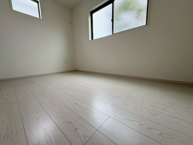 長岡京市奥海印寺門ノ町の洋室|洋室約5.25帖
収納部屋や子供部屋に適した広さのお部屋です。