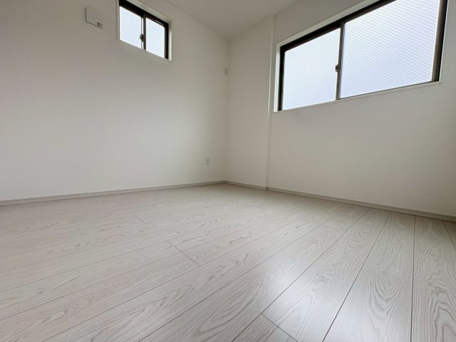 長岡京市奥海印寺門ノ町の洋室|洋室約4.5帖
2面からの光が差し込むお部屋です。