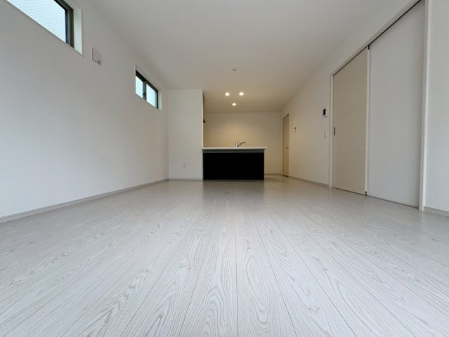 長岡京市奥海印寺門ノ町の居間・リビング|明るいフローリングと、２面採光で解放感あるLDK空間となっております。