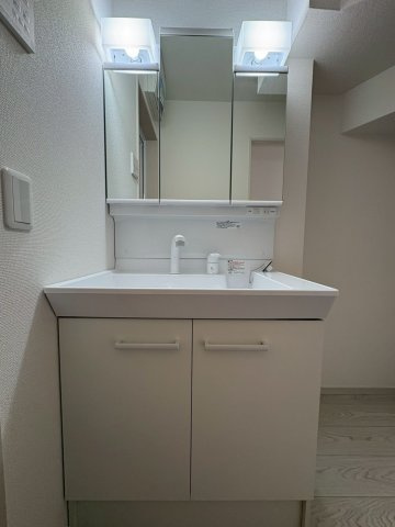 長岡京市奥海印寺門ノ町の独立洗面台|身支度に便利な三面鏡付き洗面化粧台です。