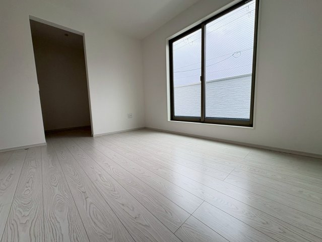 長岡京市奥海印寺門ノ町の洋室|洋室約6.25帖
バルコニーへ出入り可能な洋室です。