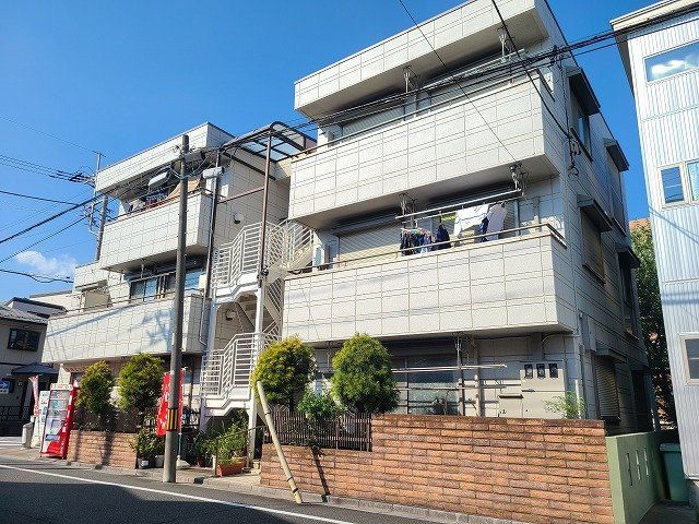 サンライズ（朝日３丁目）の外観|★鉄骨造３階建てマンション！外観です★