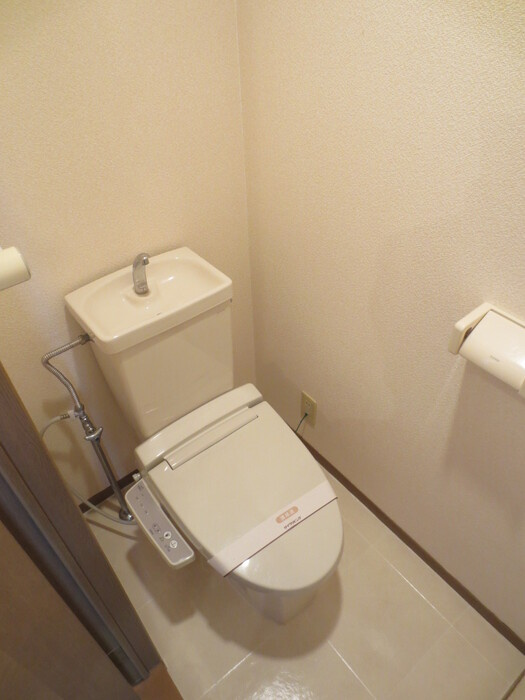 ディアコート浜 B棟のトイレ|Ｂ102 温水洗浄暖房便座トイレ