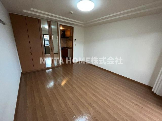 昴ーすばるーの居間・リビング|洋室には収納付きです◇