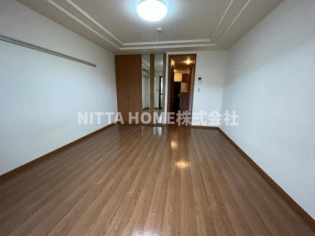 昴ーすばるーの居間・リビング|収納付きの９．１帖の洋室です★