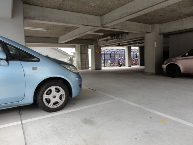 松下ハイツ瑞穂通の駐車場
