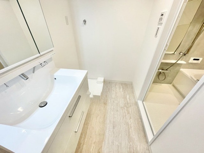 【脱衣所】 | エムアンドエッチ第３ | エイブル売買事業部では、箕面市・豊中市・吹田市・池田市・茨木市・高槻市の北摂エリア全域で、物件のご紹介を致しております。北摂エリアにて購入物件をお探しの際は、当社までお問合せ下さいませ。
