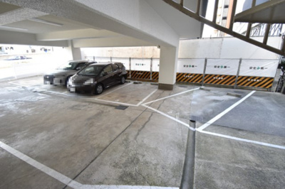 【駐車場】 | エムアンドエッチ第３ | 現在ご返済中のカーローン・カードローン・教育ローンなどを住宅ローンに一本化したり、家具家電購入費用・引越し費用を住宅ローンと組み合わせるなど、お客さまにメリットの多い住宅ローンのご提案が可能です。