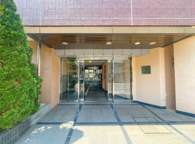 コンフィ―ル千歳烏山のエントランス