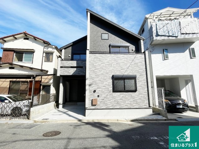 枚方市甲斐田町　新築一戸建ての外観|周辺は落ち着いた街並みの住宅地！子育てがしやすい住環境です！まだ未完成ですが、現地でしかわからない事もございます。是非一度ご覧ください。