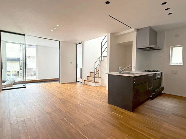 練馬区南大泉3丁目　子育て最適環境　南道路の限定2棟の居間・リビング|2号棟