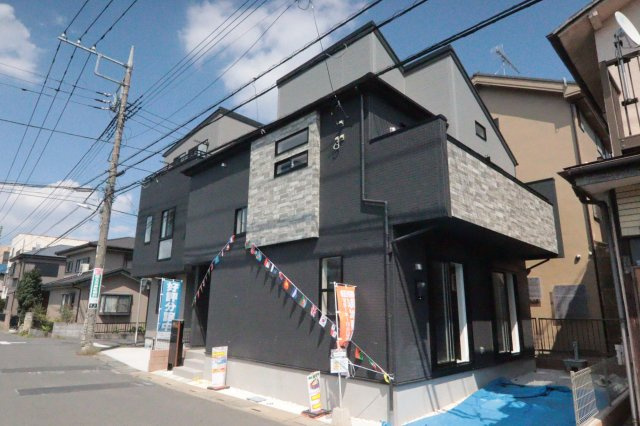 富士見市鶴馬３丁目の新築一戸建の外観|みずほ台駅・鶴瀬駅の2駅利用可能で便利！
17帖のLDKにおしゃれなアクセントクロスを配してこだわりの1邸が誕生♪
資料請求やご見学などお気軽にお問い合わせください。