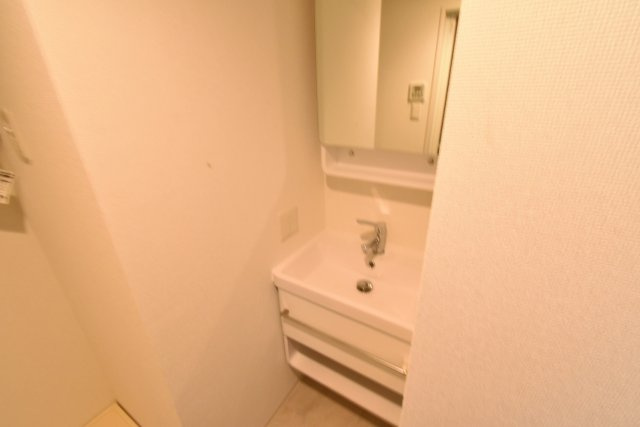 セレニテ甲子園プリエの独立洗面台