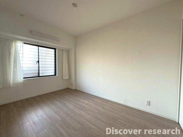 シェグラン花小金井ハイライズの洋室|【洋室1（6.1帖）】
明るい光が差し込む洋室6.1帖。寝室や書斎、子供部屋にも最適なゆとりの空間です。