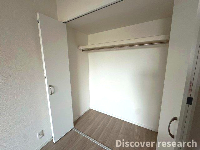 シェグラン花小金井ハイライズの収納|【洋室1】（クローゼット）
洋室内のクローゼットは広々設計で、衣類や荷物もすっきり収納可能。お部屋をすっきり使えます。