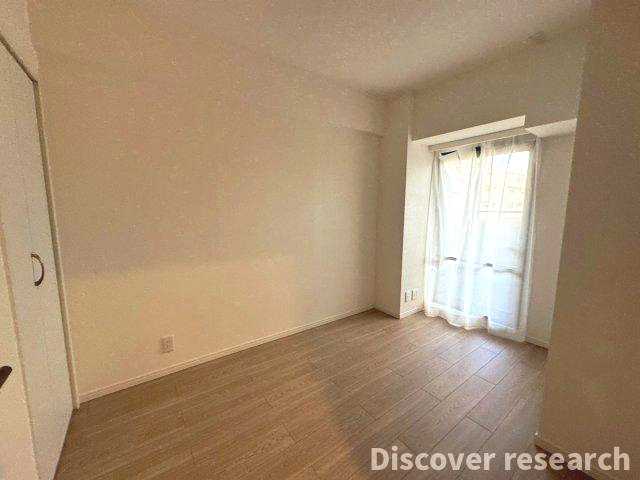 シェグラン花小金井ハイライズの洋室|【洋室2】（4.4帖）
窓から光が差し込む洋室4.4帖。寝室や書斎、趣味部屋として使いやすいコンパクトな空間です。