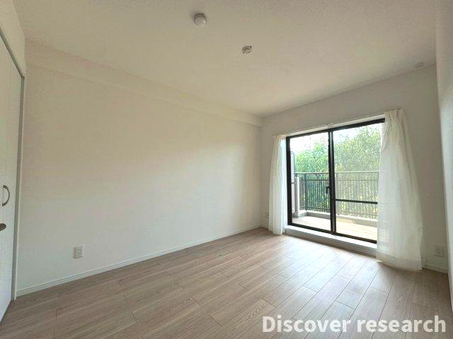 シェグラン花小金井ハイライズの洋室|【洋室3】（6帖）
大きな窓で明るさと開放感が広がる洋室3。バルコニーへも出入りでき、気持ちの良い空間です。