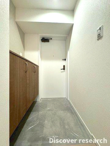 シェグラン花小金井ハイライズの玄関|広々とした玄関スペースには大容量のシューズボックス付きで、家族分の靴や小物もすっきり収納可能です。