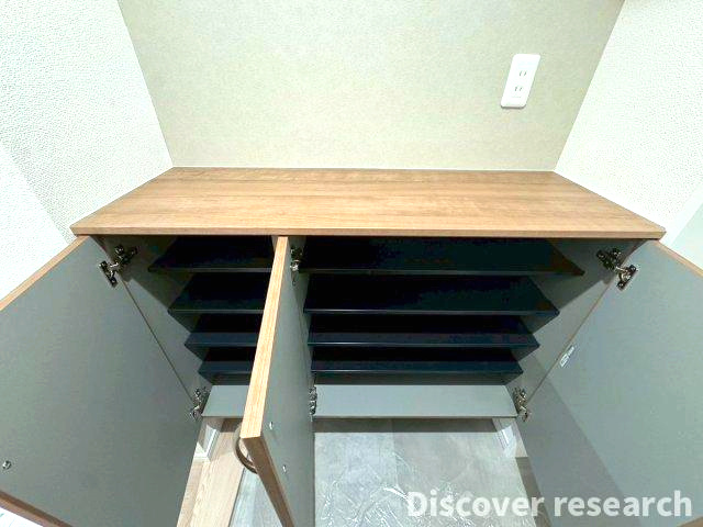 シェグラン花小金井ハイライズの収納|玄関付近の収納は、可動棚付きで靴や小物の整理に便利なシューズボックスとして活用できます。