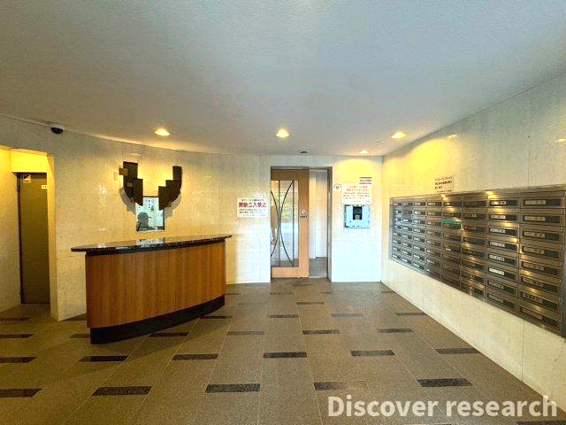 シェグラン花小金井ハイライズのエントランス|明るく広々としたエントランスホールは、管理体制も整い安心感のある共用空間。郵便受けやオートロックも完備されています。