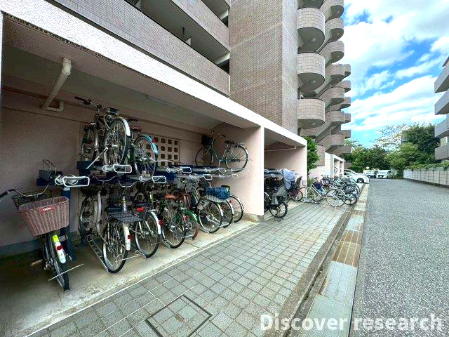 シェグラン花小金井ハイライズの駐輪場|【駐輪場】
屋根付きの駐輪場があり、雨の日も自転車をしっかり保管できます。十分な台数分スペースが確保されています。
空き有　無償　（※要ステッカー貼付）（ステッカー代：300円/3年毎に更新・徴収）