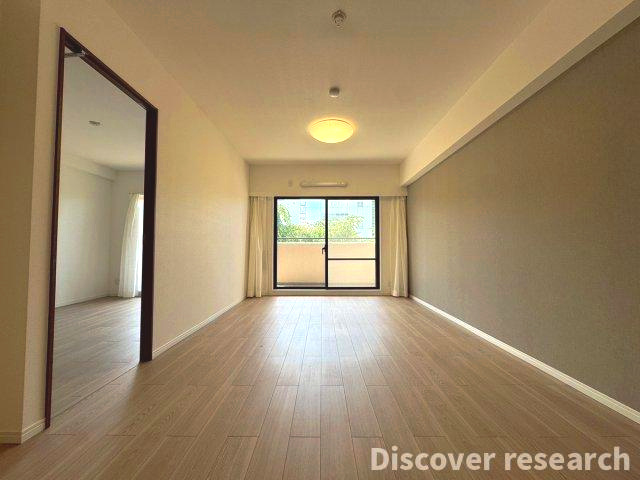 シェグラン花小金井ハイライズの洋室|【LDK（13.8帖）】
開放感と明るさが魅力。南向きに面していて自然光がたくさん差し込みます。