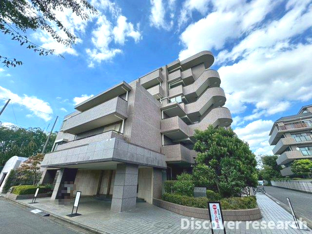 シェグラン花小金井ハイライズの外観|青空に映える堂々とした外観。緑豊かな住環境で、安心感のあるマンションです。