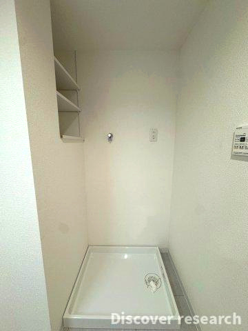 シェグラン花小金井ハイライズのランドリースペース|室内洗濯機置場付きで、天候を気にせず洗濯可能。収納棚もあり、使い勝手の良いランドリースペースです。