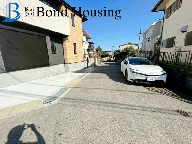 南西角地で陽当り・通風良好　お車2台駐車可能　高津橋の前面道路含む現地写真