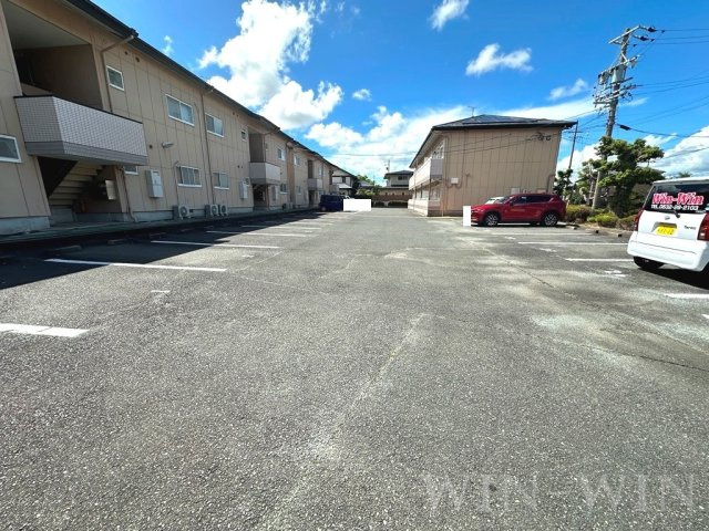 サンヒルズ鷹丘 Cの駐車場