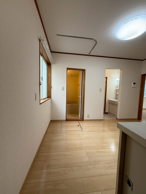 【展望】 | グリーンバレー王禅寺C | 玄関から室内への景観です！ダイニングキッチンの奥に洋室6帖、和室6帖のお部屋があります♪