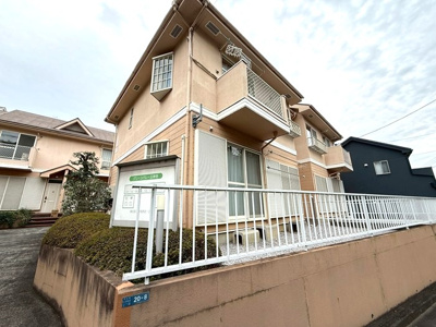 【外観】 | グリーンバレー王禅寺C | 「新百合ヶ丘」駅にアクセス可能な最寄りバス停まで徒歩5分！1フロア2住戸で快適に過ごせる2階建てアパート♪近くにコンビニがあるのでちょっとしたお買い物に便利です！