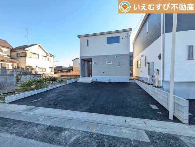 Cradle garden　熊谷市久下第14の駐車場|並列3台駐車可能なゆとりのカースペース
複数台車をお持ちでも、お友達が遊びに来てもゆとりの駐車スペース！