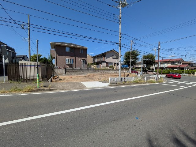 八王子市　片倉町　新築一戸建て　１３期の前面道路含む現地写真|～北側18ｍ・東側13ｍ道路に面しています～