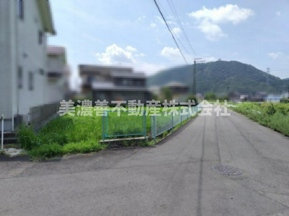 ６５８１０　岐阜市粟野西４丁目土地の前面道路含む現地写真