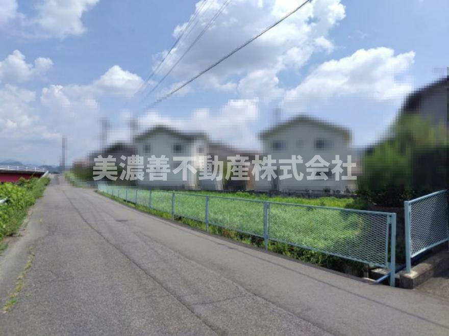 ６５８１０　岐阜市粟野西４丁目土地の前面道路含む現地写真