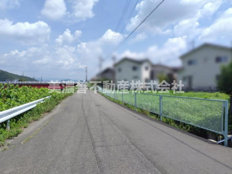 ６５８１０　岐阜市粟野西４丁目土地の前面道路含む現地写真