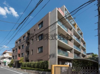 【外観】 | モダンでスタイリッシュな印象を与えるライトブラウンを基調とした外観。