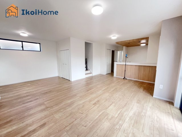 神戸市西区玉津町高津橋1期　新築戸建の居間・リビング|【ホームページに現地動画掲載中】●年中無休：当日予約可●LDK22帖になります。2面採光！