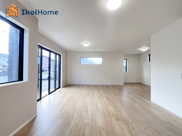 神戸市西区玉津町高津橋1期　新築戸建の居間・リビング|【ホームページに現地動画掲載中】●年中無休：当日予約可●広い開放感があり大型家具の設置可能