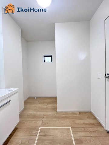 神戸市西区玉津町高津橋1期　新築戸建の洗面所|【ホームページに現地動画掲載中】●年中無休：当日予約可●洗面台はお化粧をする時に便利な３面鏡。