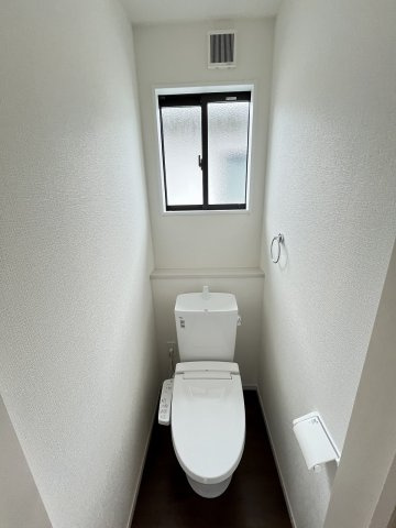 【トイレ】 | 福岡市南区大平寺1丁目9期　1号棟（全1棟）【仲介手数料無料・0円】 | 現地写真。2階にもトイレです。