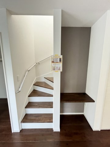 【内装】 | 福岡市南区大平寺1丁目9期　1号棟（全1棟）【仲介手数料無料・0円】 | 現地写真。2階へ上がる階段です。手摺もついて安全ですね。