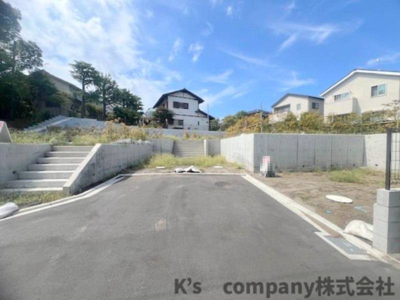 ◎藤沢市鵠沼桜が岡1丁目　建築条件なし　売地　A区画の前面道路含む現地写真|前面道路は交通量も少なく静かな印象です◇