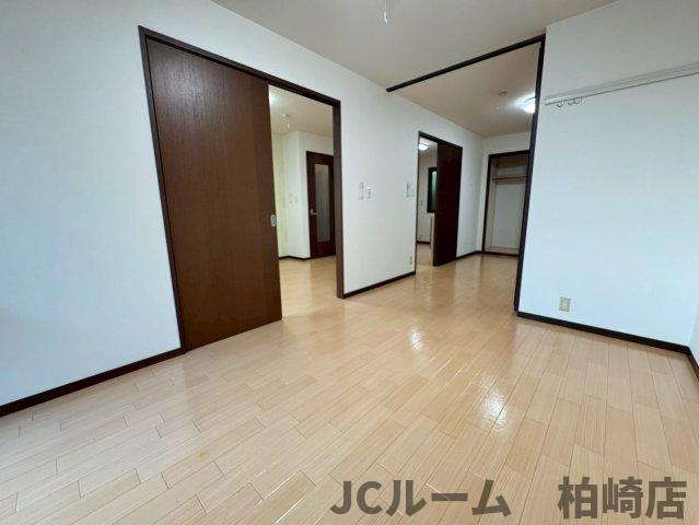 柏崎市半田２丁目のアパートの洋室