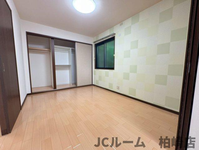 柏崎市半田２丁目のアパートの居間・リビング