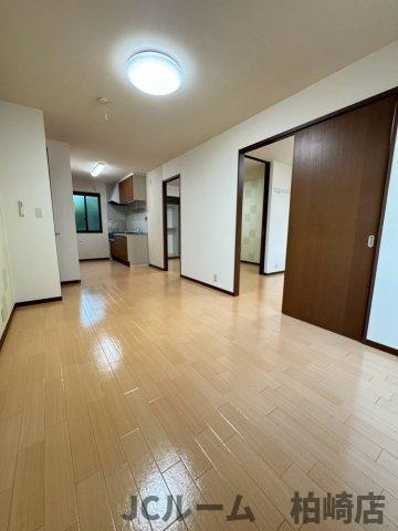 柏崎市半田２丁目のアパートの居間・リビング