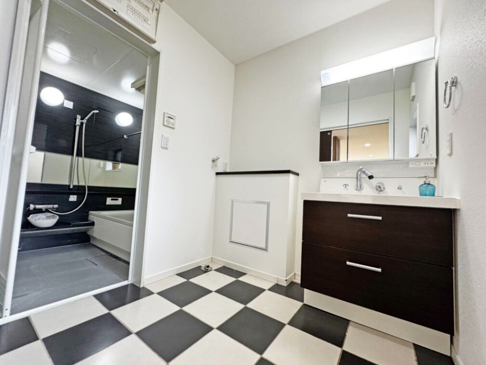 座間市広野台1丁目　中古戸建の独立洗面台|独立洗面台、小物を置くことができて便利です