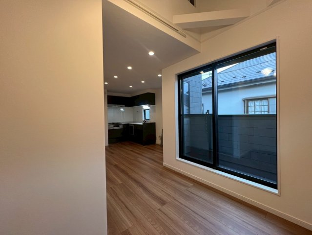 【居間・リビング】 | ～インフィーア Vol. 68　西東京市住吉町４丁目　ブランド新築戸建て～ | 【建築中】家族が自然と集まる居心地の良いLDK空間