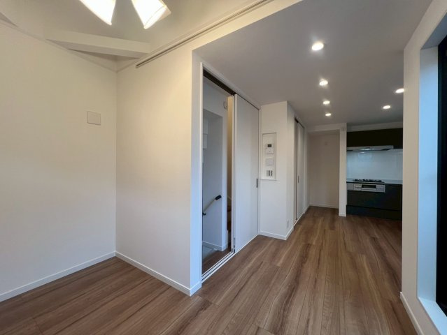 【居間・リビング】 | ～インフィーア Vol. 68　西東京市住吉町４丁目　ブランド新築戸建て～ | 【建築中】やわらかな光が差し込み会話が弾む心地よいLDK